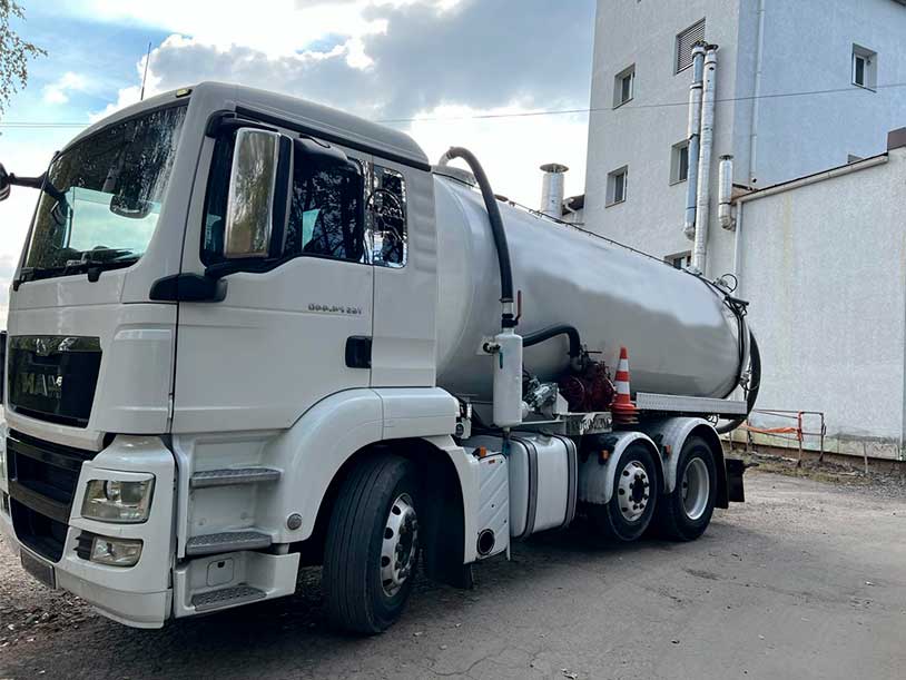 Когда стоит заказать профессиональную выкачку уличных туалетов